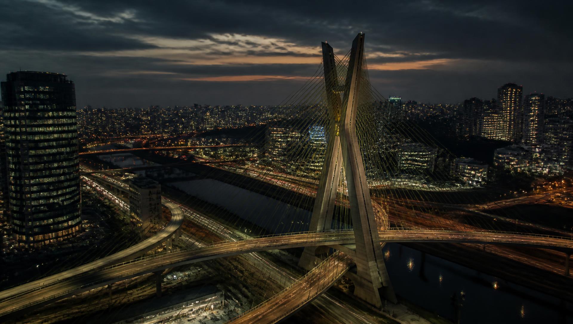 Skyline de São Paulo ao anoitecer com a Ponte Estaiada iluminada